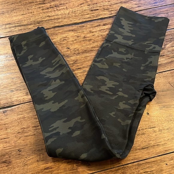 NWOT Spanx Green Camo Seamless Leggings. Size Small - Picture 3 of 4